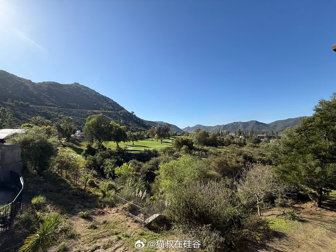 南加州chaparral植被区，看起来是完美的高尔夫球场区，一年有300多个晴天