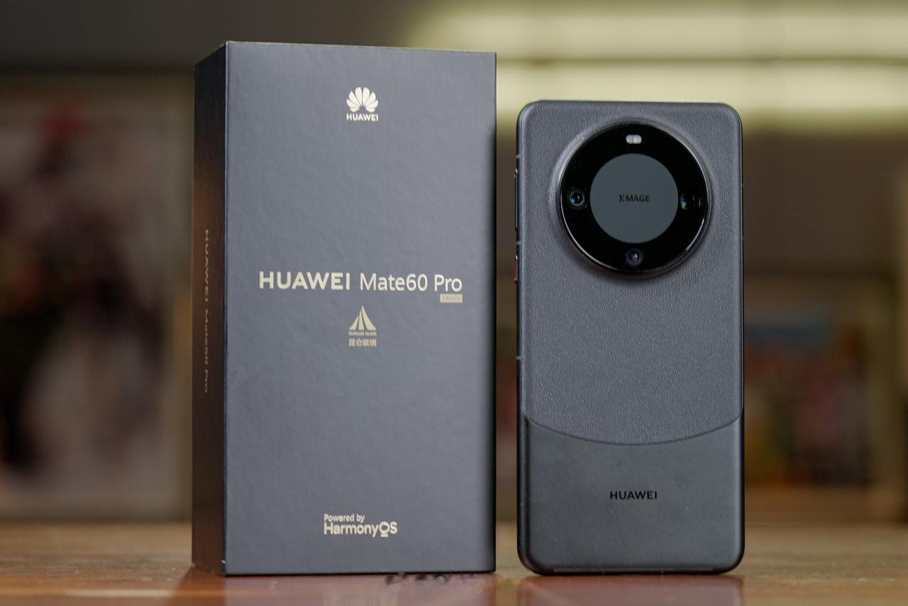 华为 Mate 60 Pro 买到手了，先来个图赏感受一下。

机身整体很圆润，