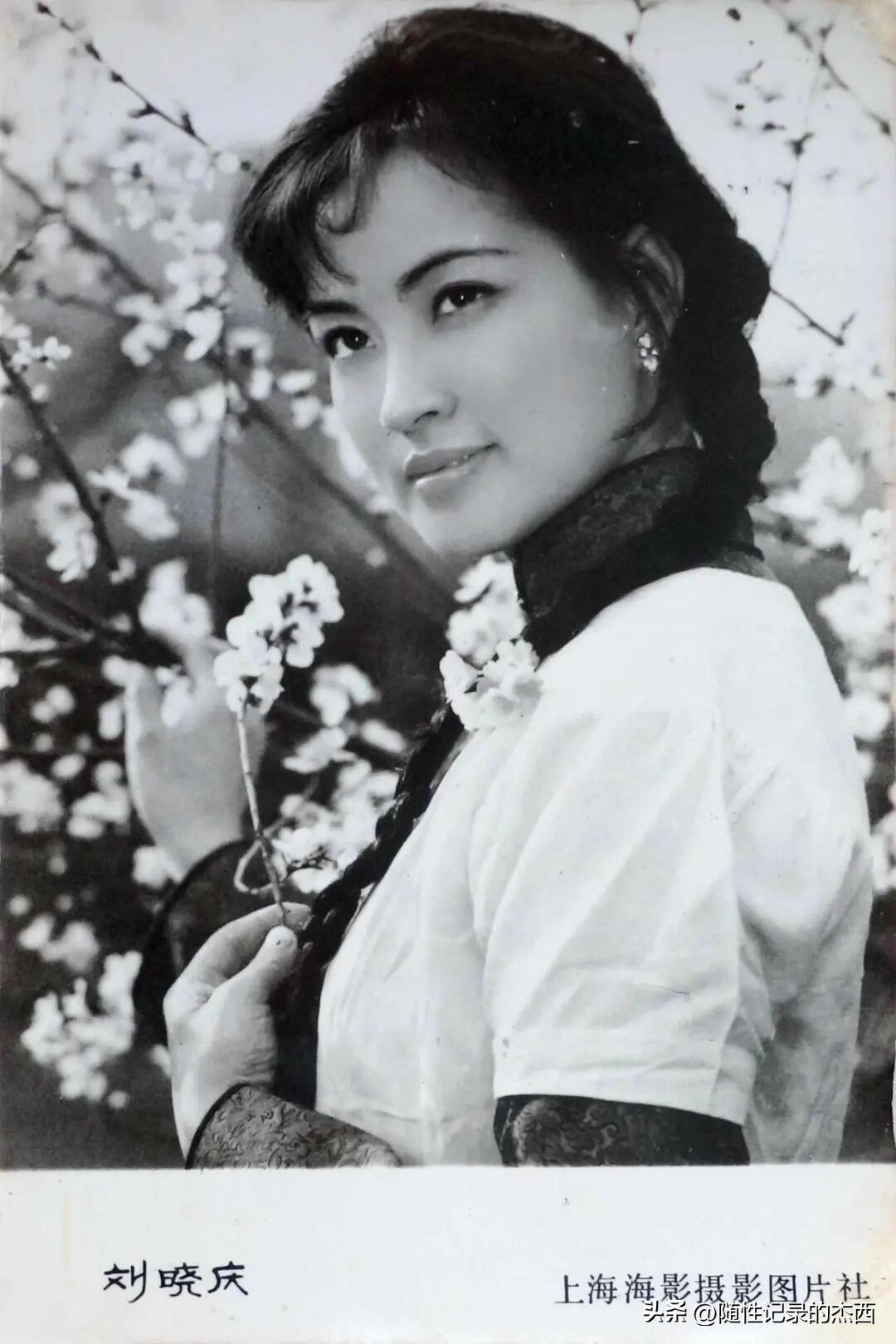 她年轻时候的颜值好高，怎么看也是纯天然的大美女，和李秀明的颜值不相上下，可不知道