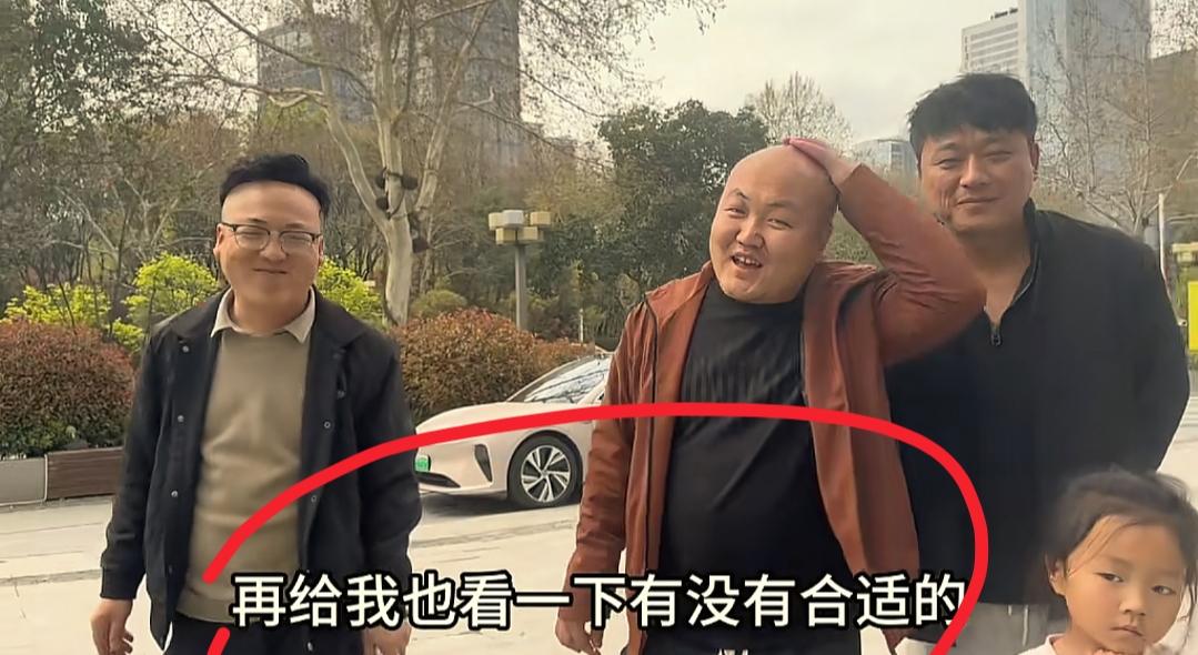 现在全网最社死的男人就是二胖了吧！
不是因为西安办事出糗，也不是因为光头被笑，而