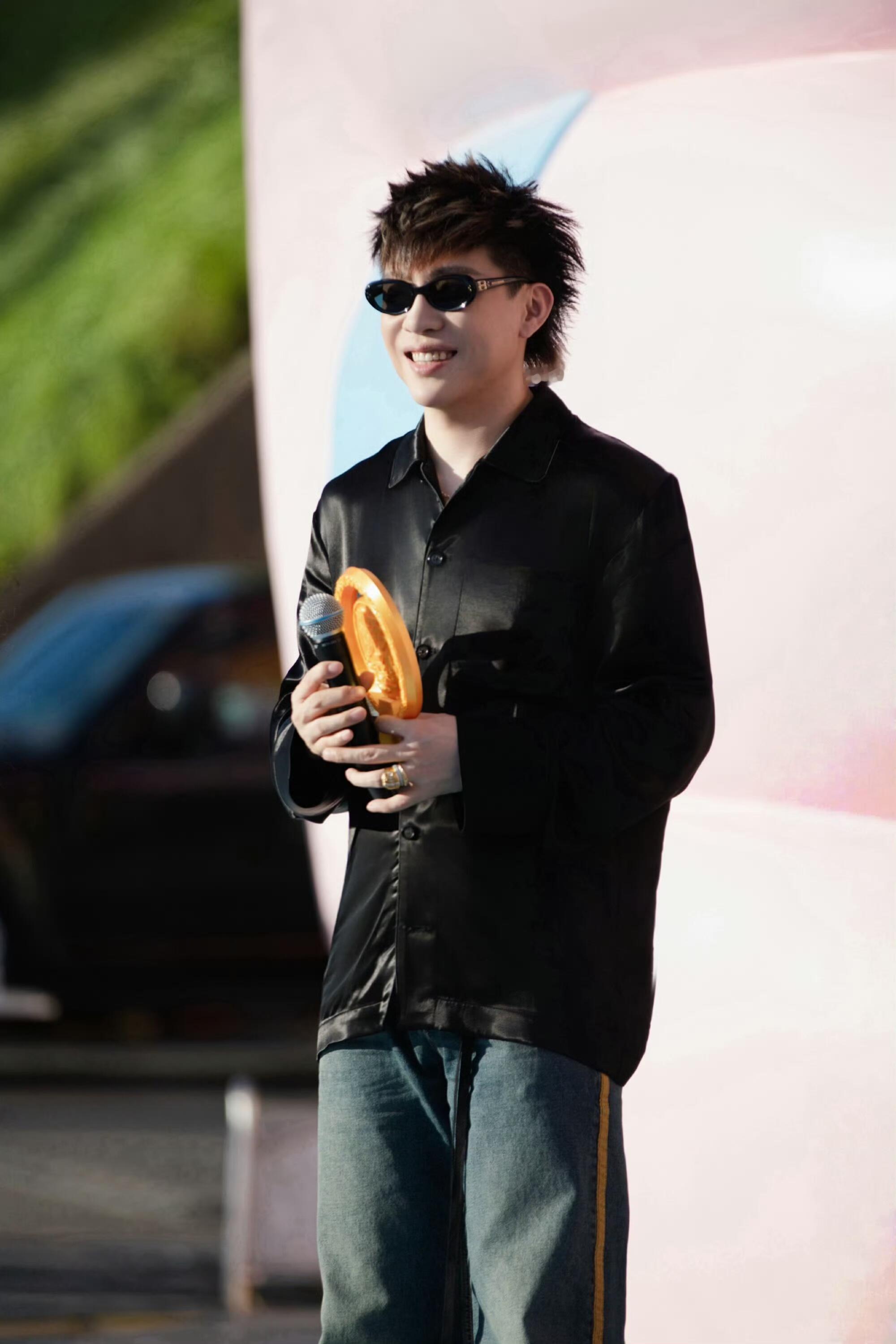 胡彦斌与粉丝合唱你要的全拿走胡彦斌国民度这一块，现场和粉丝唱你要的全拿走，合唱声