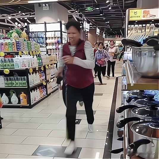 江苏，大妈在超市买东西，不小心把手机落在水果区，她一路狂奔回去找手机，结果跑着跑