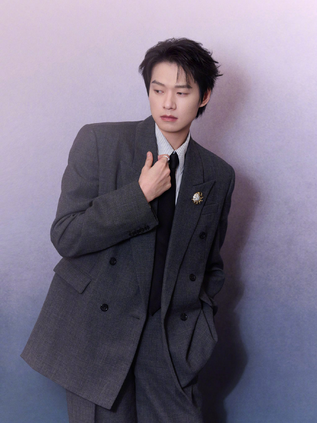 魏大勋 × 2025爱奇艺尖叫之夜 YSL Man 登场！今晚尖叫之夜第二套造型