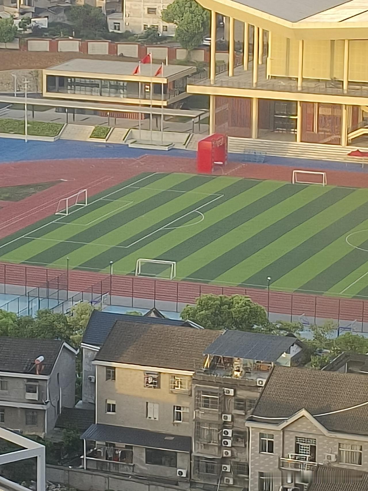 今天成人礼！

今天是4🈷️18日，周六，一个大晴天！早起看到宜都一中操场架起