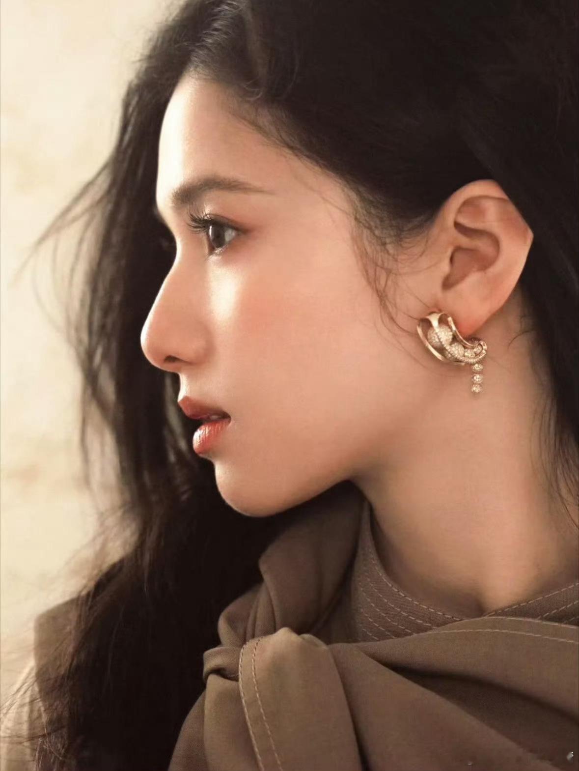 张婧仪越素越美长相就是显成熟啊 