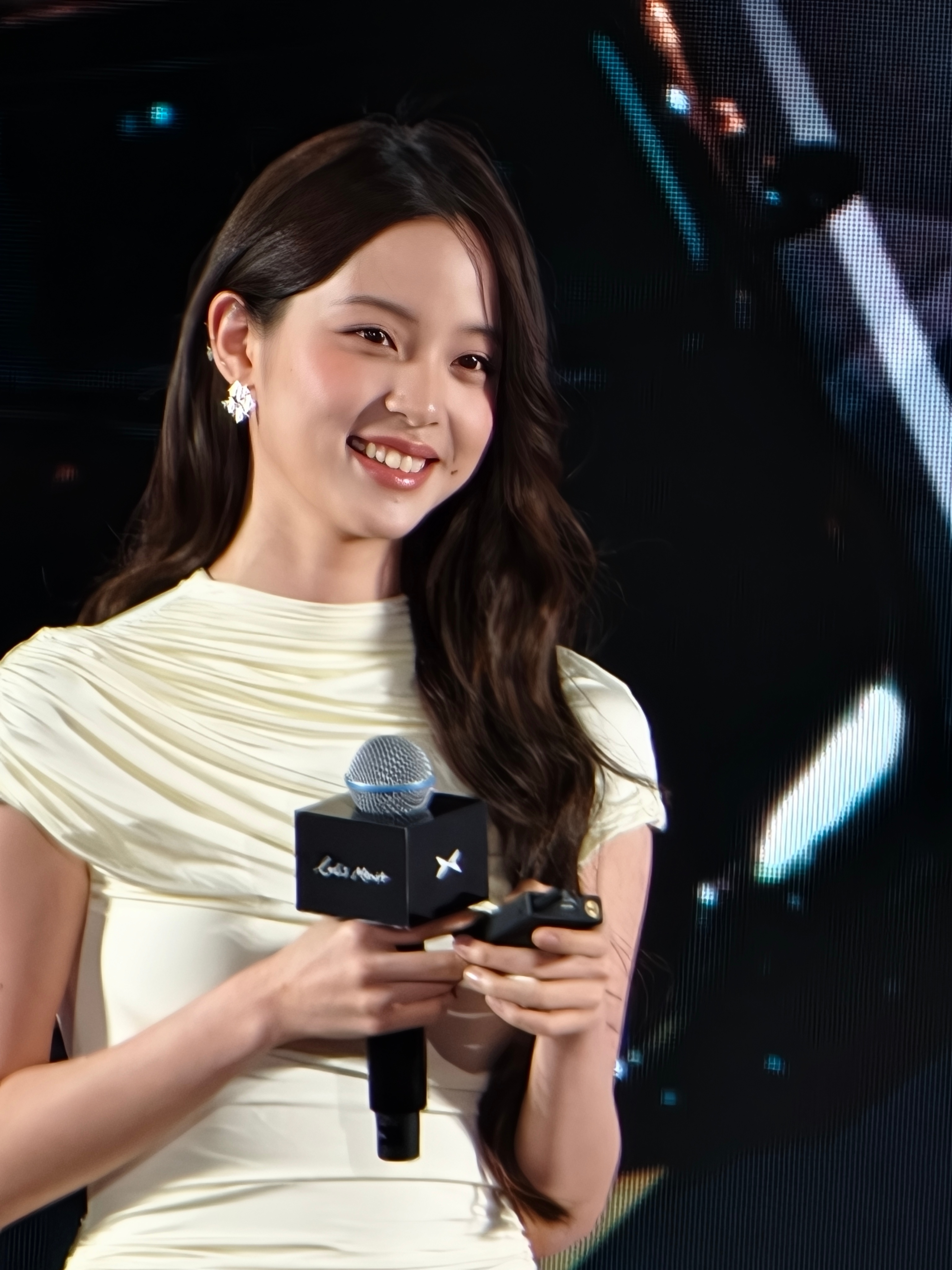 我终于想起来，我为什么对欧阳娜娜那么熟悉了！尤其是声音！！！因为她每个月都要给我