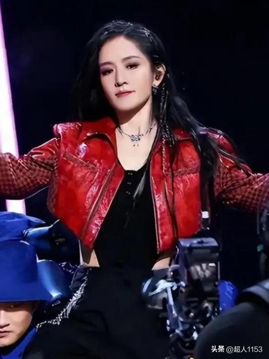 谢娜，她有权利继续开演唱会。单从口碑和行业观来看，她个人继续大规模在全国巡演弊大