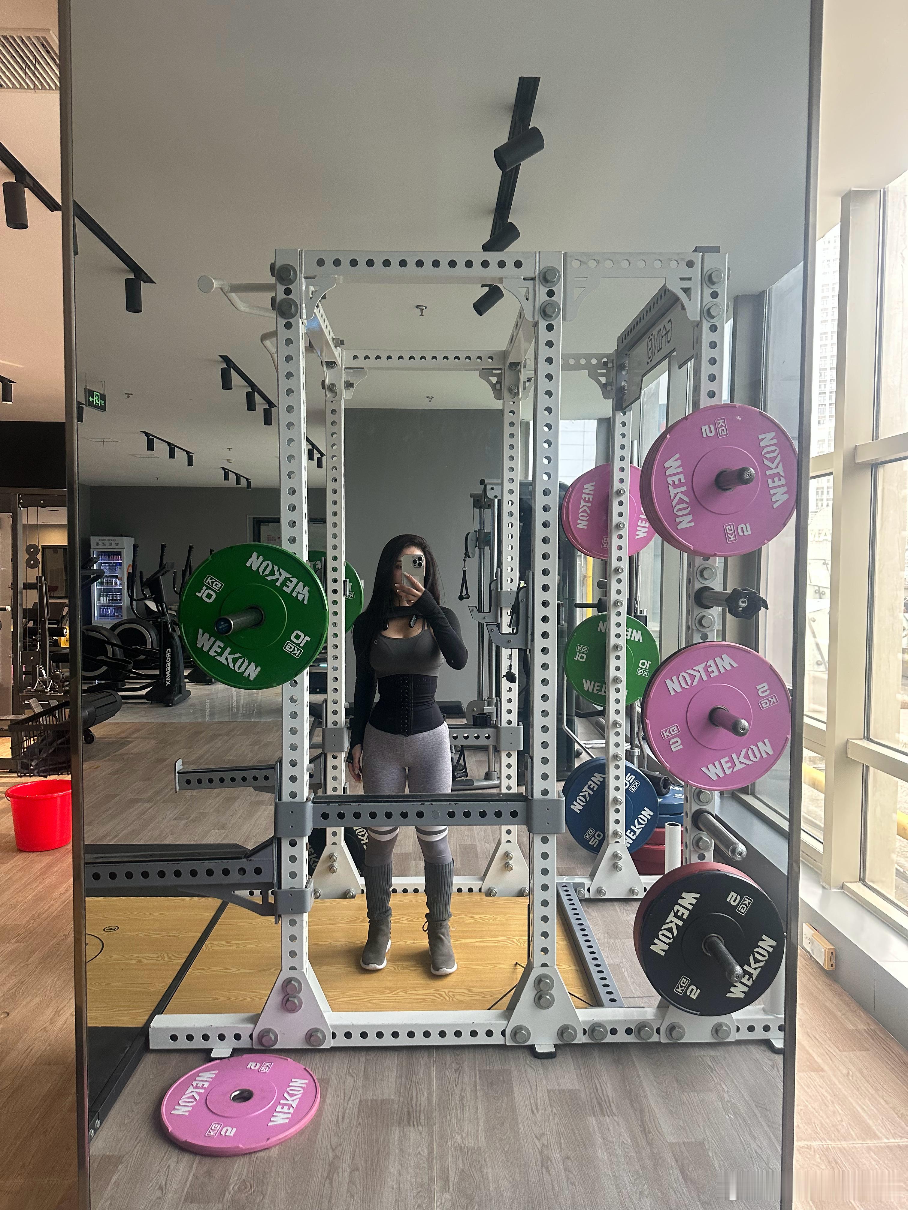 📝记录一下今天的感动瞬间认真训练时突然被打断女孩手里拿着两团皱巴巴的纸巾小心翼