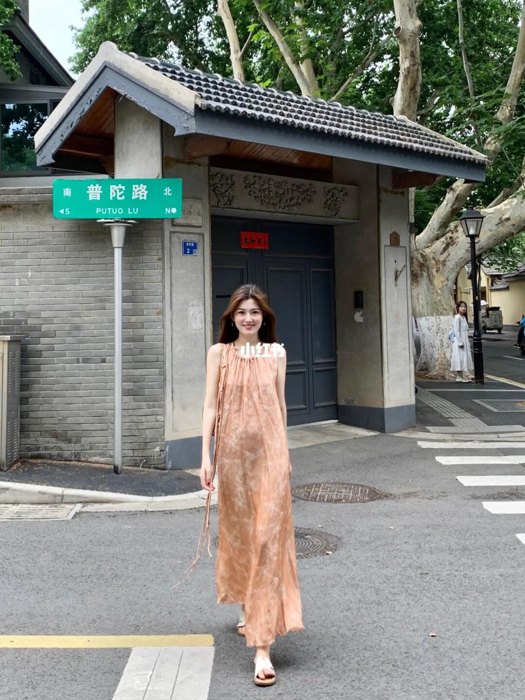 斥巨资买了件真丝提花连衣裙……