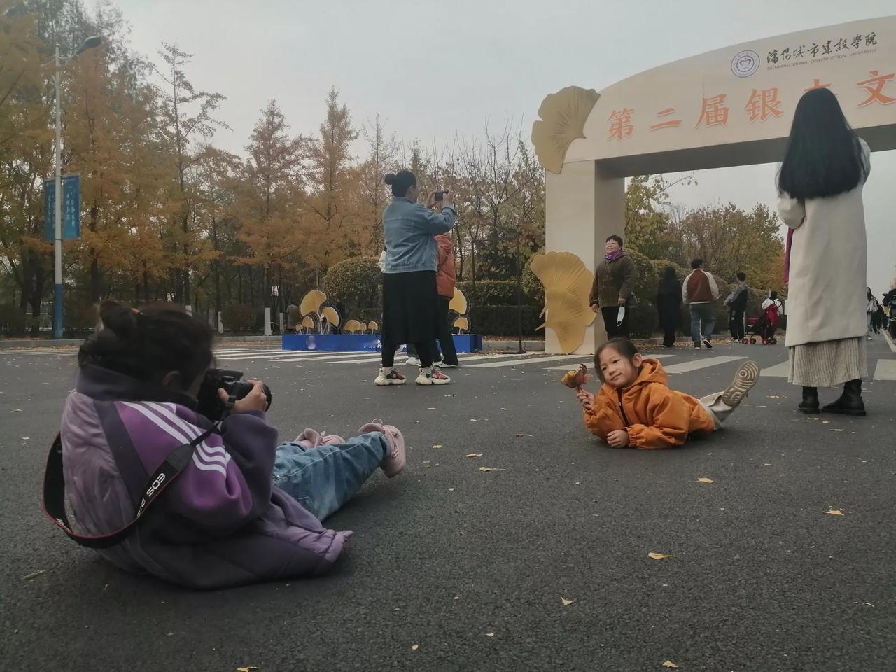 #抓拍萌娃可爱瞬间#小小摄影师——这是今天下午我到位于沈阳浑南区的沈阳城建学院欣