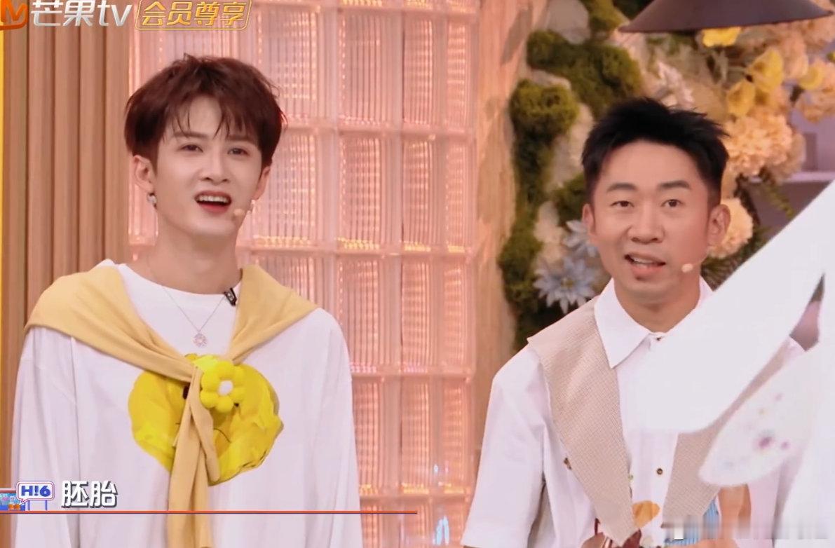 李一桐给黄子弘凡哄成胚胎了李一桐一开口就是夸夸暴击，黄子弘凡秒变幸福小胚胎，这画