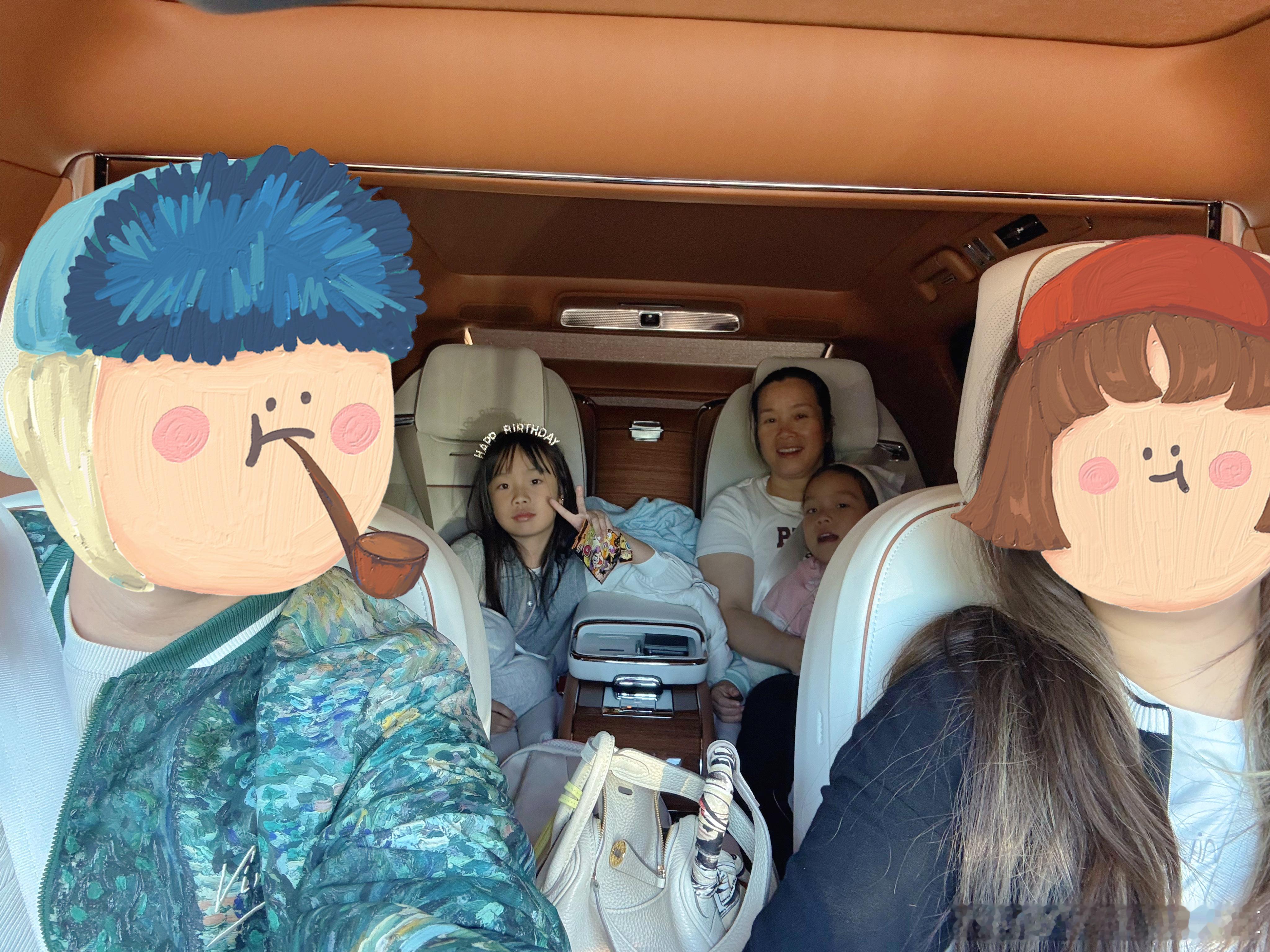 好羡慕我的小宝贝们。小小年纪就坐上尊界S800了我都无法想象将来长大了啥级别的车