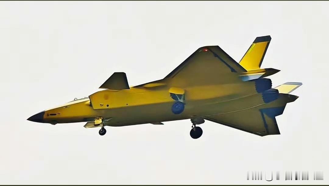 果然临近年关，装备WS-15的最新歼-20A立马开始秀肌肉了！[大金牙][大金牙