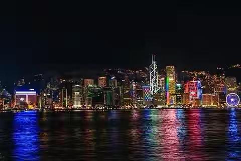 101万人涌进香港，茶餐厅排长队，酒店住满了——但老板们笑不出来。

西九龙站的