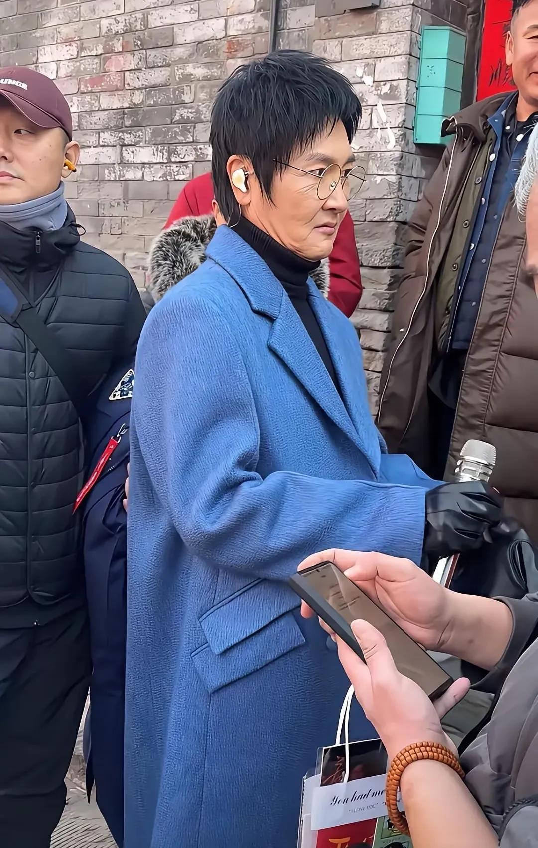 57岁的孙楠瘦的都脱相了，没有了俢图，老了太多，皮肤松弛的太严重，脸上都是皱纹。