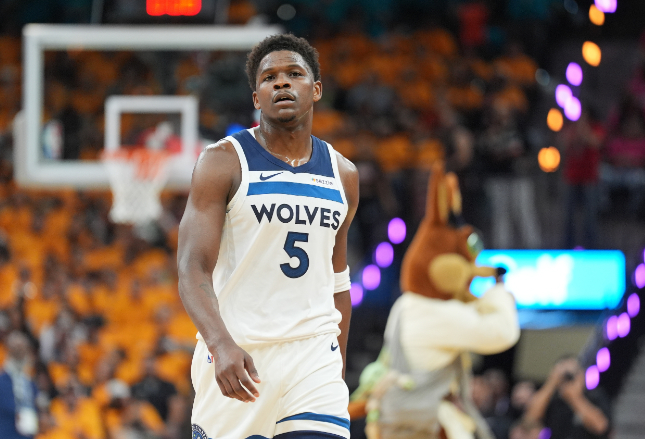 NBA西部半决赛G3，森林狼主场114-109击败马刺，大比分扳成2-2平。全场