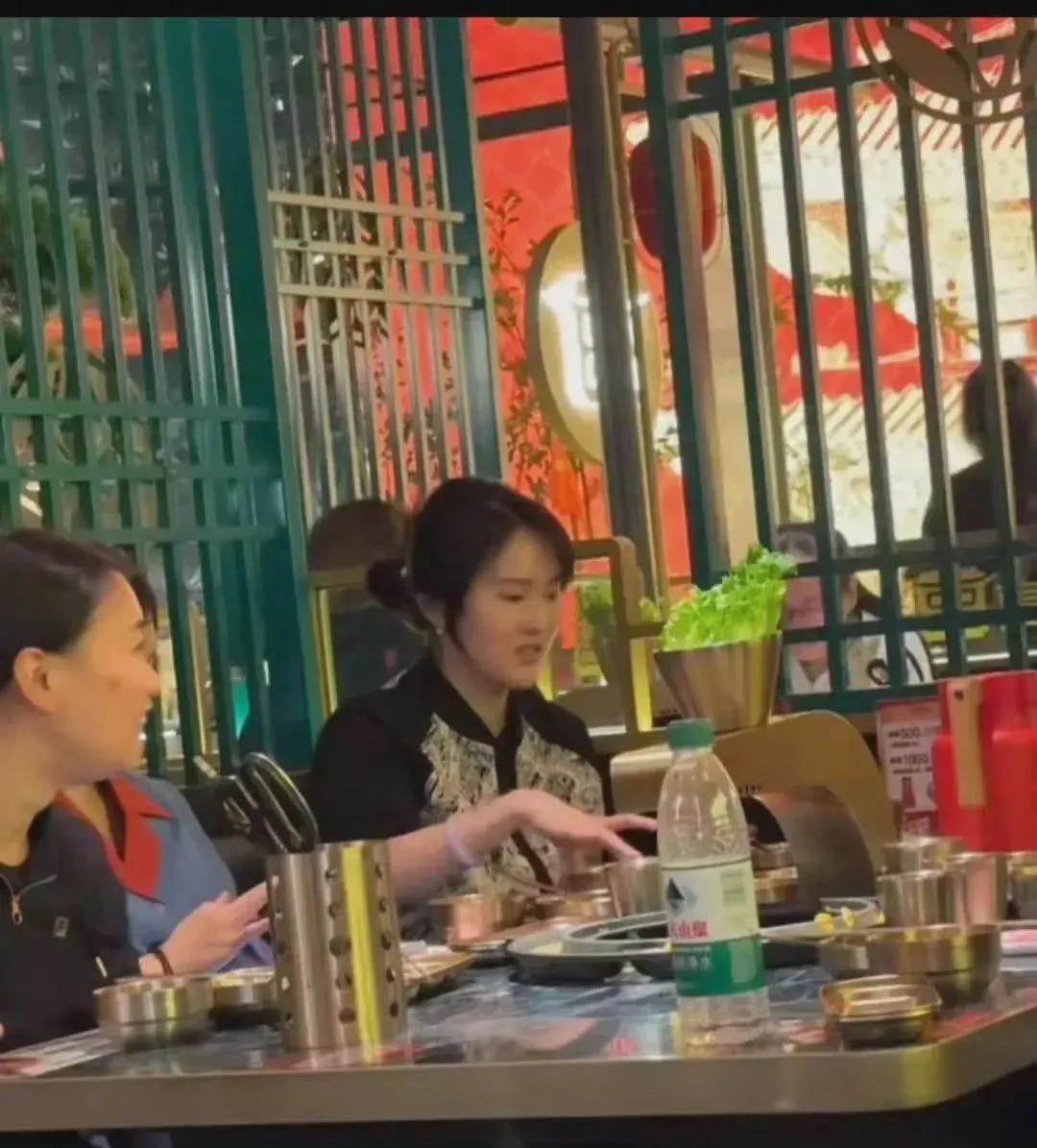 陈若琳在外吃火锅，婵宝电话打来了：
全红婵：教练，你在哪？
陈若琳：我在外面吃饭