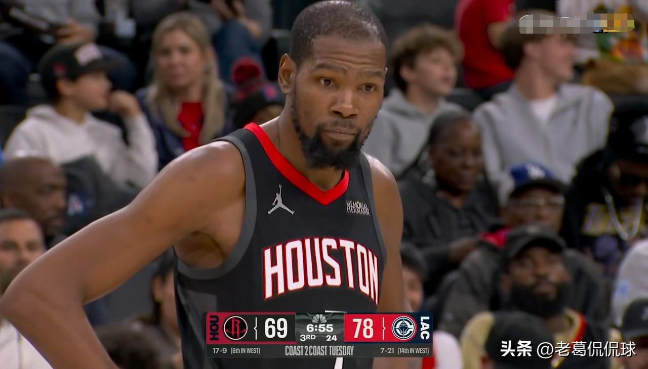 火箭老将杜兰特真是太失落了！在今天进行的火箭和快船的比赛中，当时比赛进行到了第三