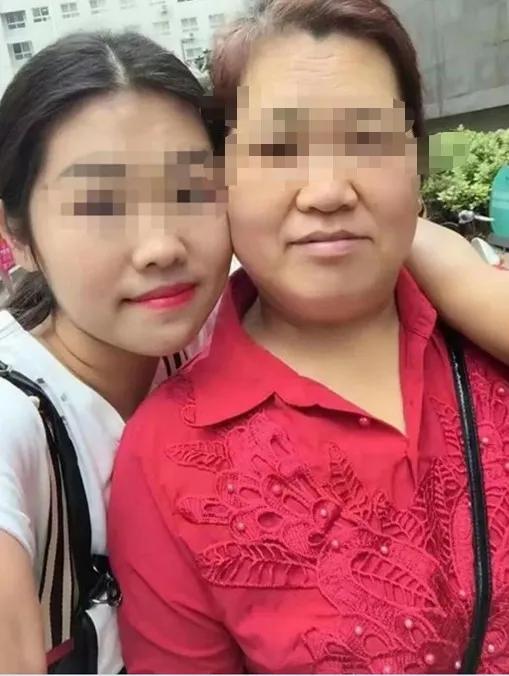 河南开封，54岁女子在洗碗厂打工，每月工资3000元，6年攒了15万。因天气炎热