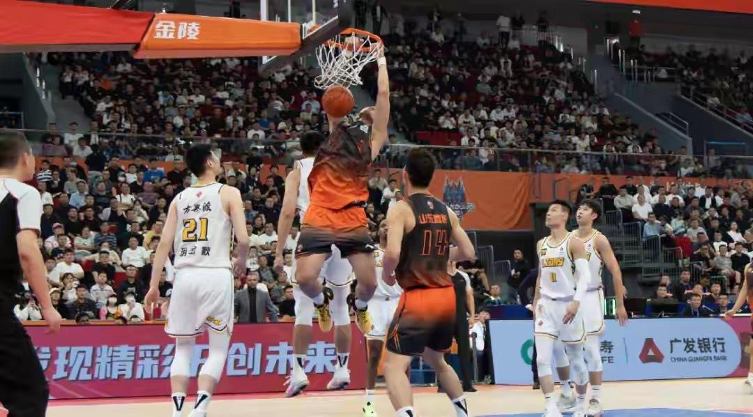 山东男篮下赛季的本土阵容调整肯定会有，高诗岩和陶汉林都会留队，陈林坚本来就是两年