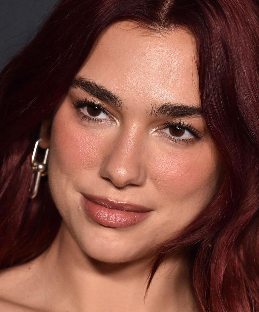 Dua Lipa 长得太漂亮了，喧宾夺主的！
因为她每次参加红毯的造型都太漂亮了