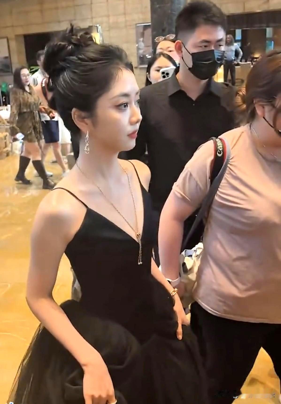闺蜜是健身教练，她和我说了个真相，像谭松韵这种35岁突然瘦下来，大概率不是运动，