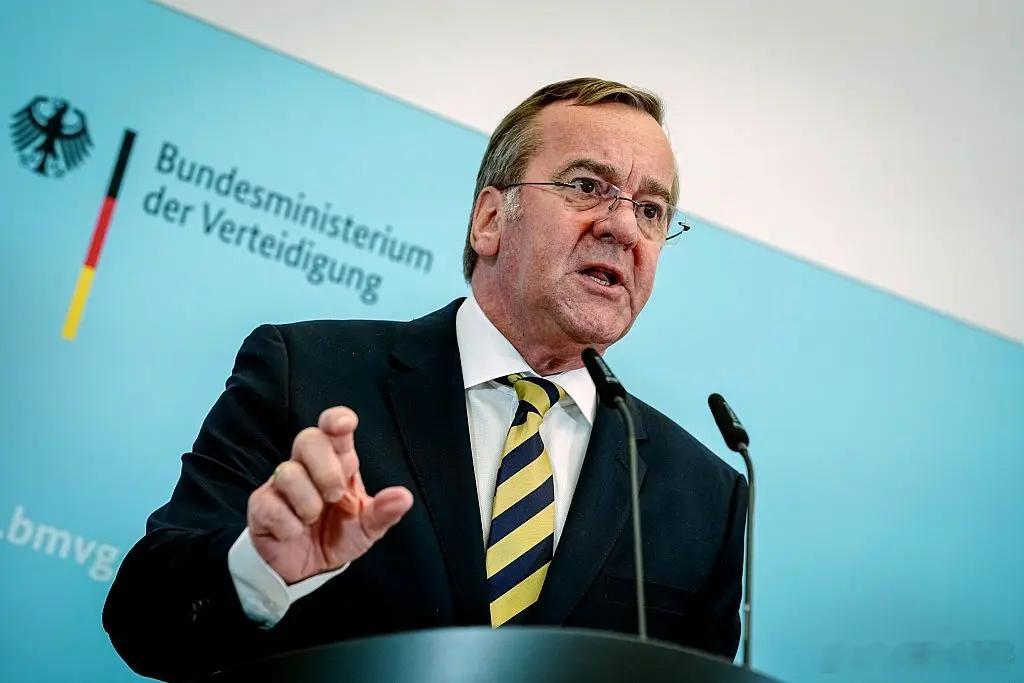 4月22日，德国国防部长在新闻发布会上公布了一项题为“对欧洲负责”的德国的全面军