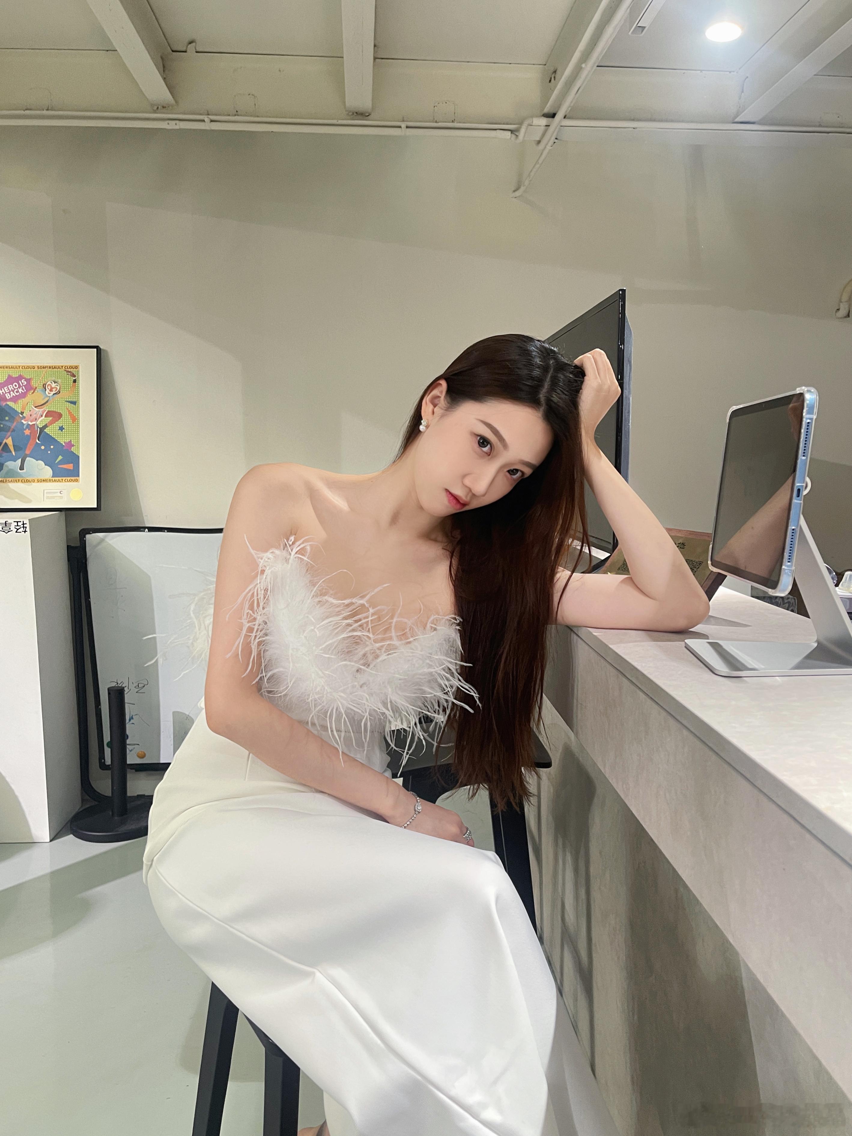 来自月底的坏消息...这个月不发工资[泪]但我还是得过的美滋滋[白眼] ​​​