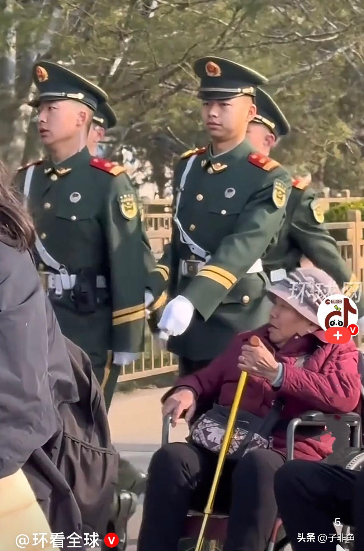 近日，北京街头一队排列整齐帅气的武警战士正在巡逻行走，看他们挺拔的身姿，威武的气