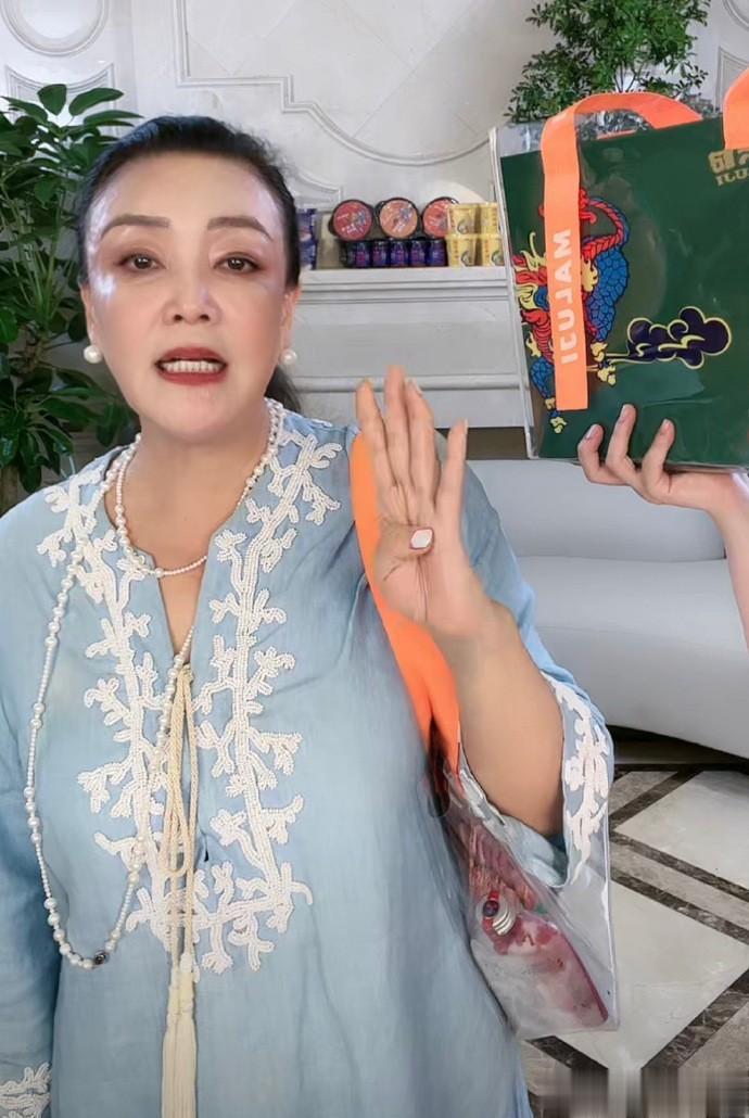 从昨天开始张兰的直播间里真是热闹，气氛仿佛新年一般，音乐选择单曲循环《好日子》，
