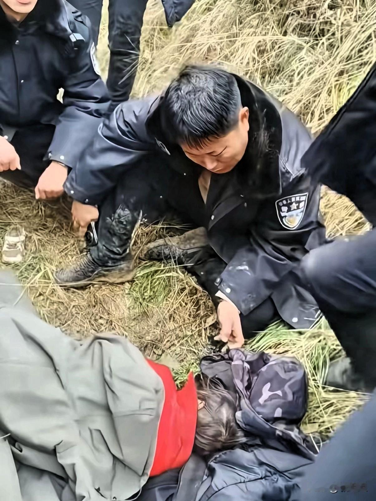 看到那警察叔叔
满是泥巴的鞋裤，
还有那一瞬夺眶而出的泪水，

我的心也跟着揪起