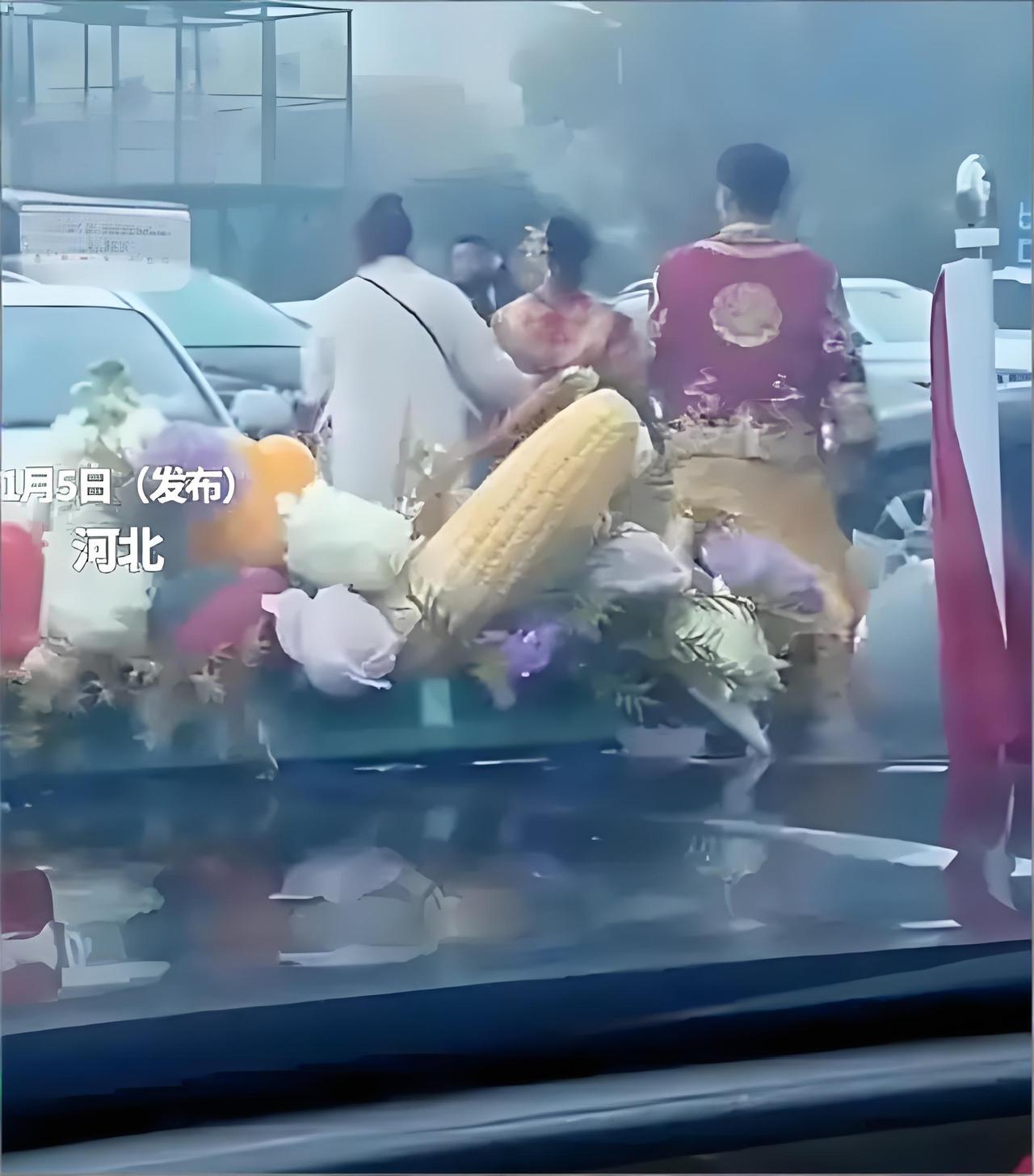 婚车被拦要50条烟？直接这么办就对了
 
河北一对新人的婚车被拦着要50条烟，换