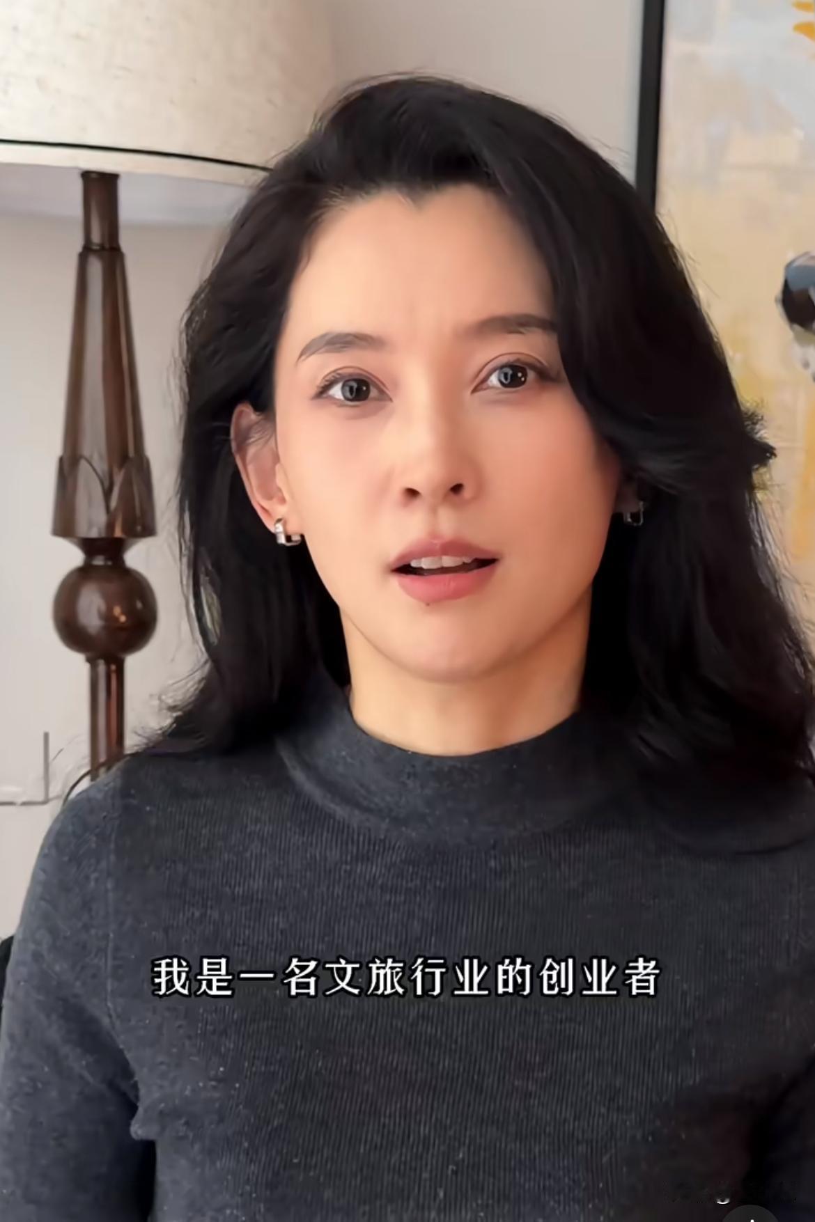 人设大坍塌！汪峰现女友那所有光鲜靓丽的头衔全都离不开前夫。
李巧如果没有前夫的提