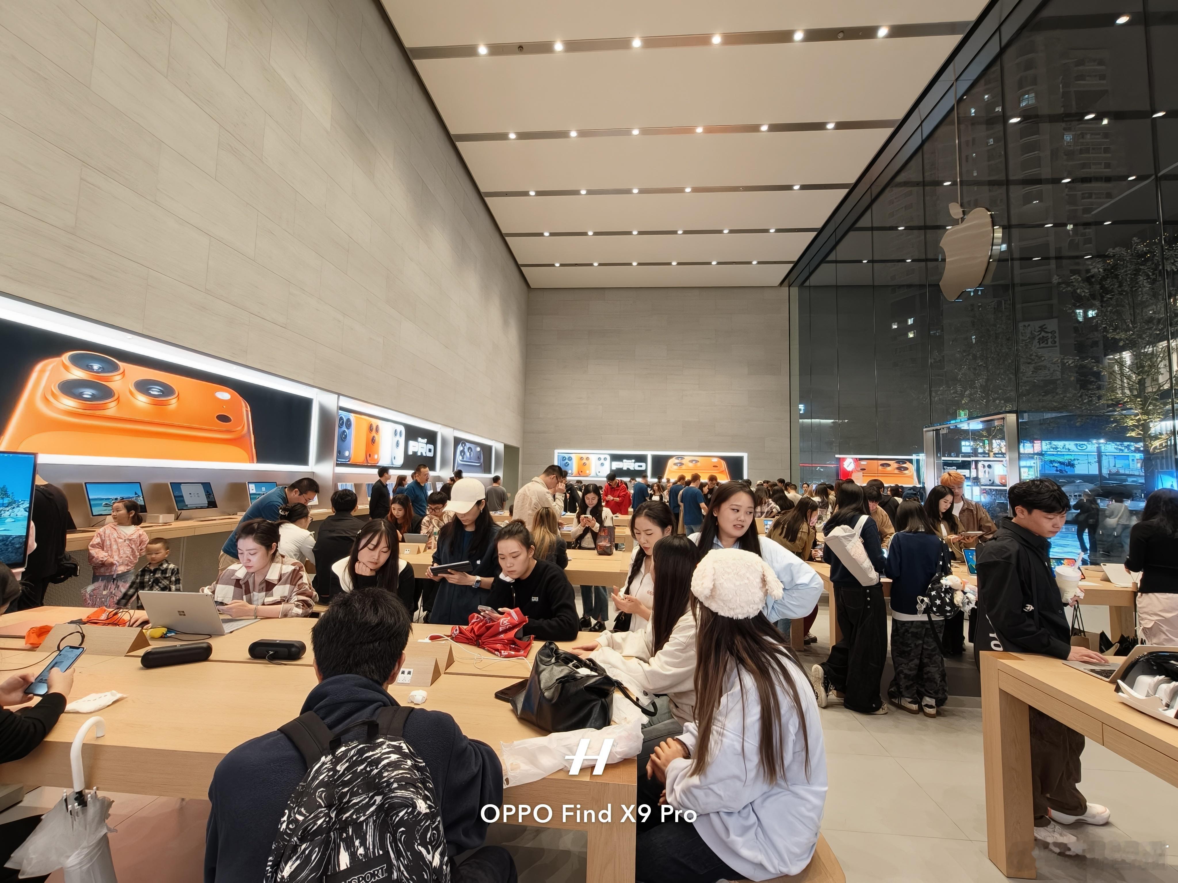 苹果门店来看iPhone 17的顾客人流量明显比去年iPhone 16多 ​​​