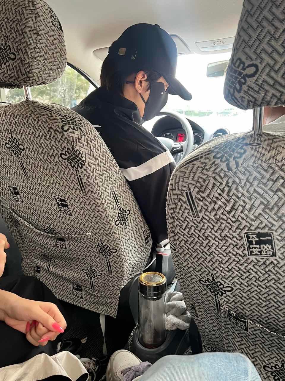 周柯宇练车也得一车四个人轮着来网友和周柯宇一辆车练车 网友：这些天练车是最积极的