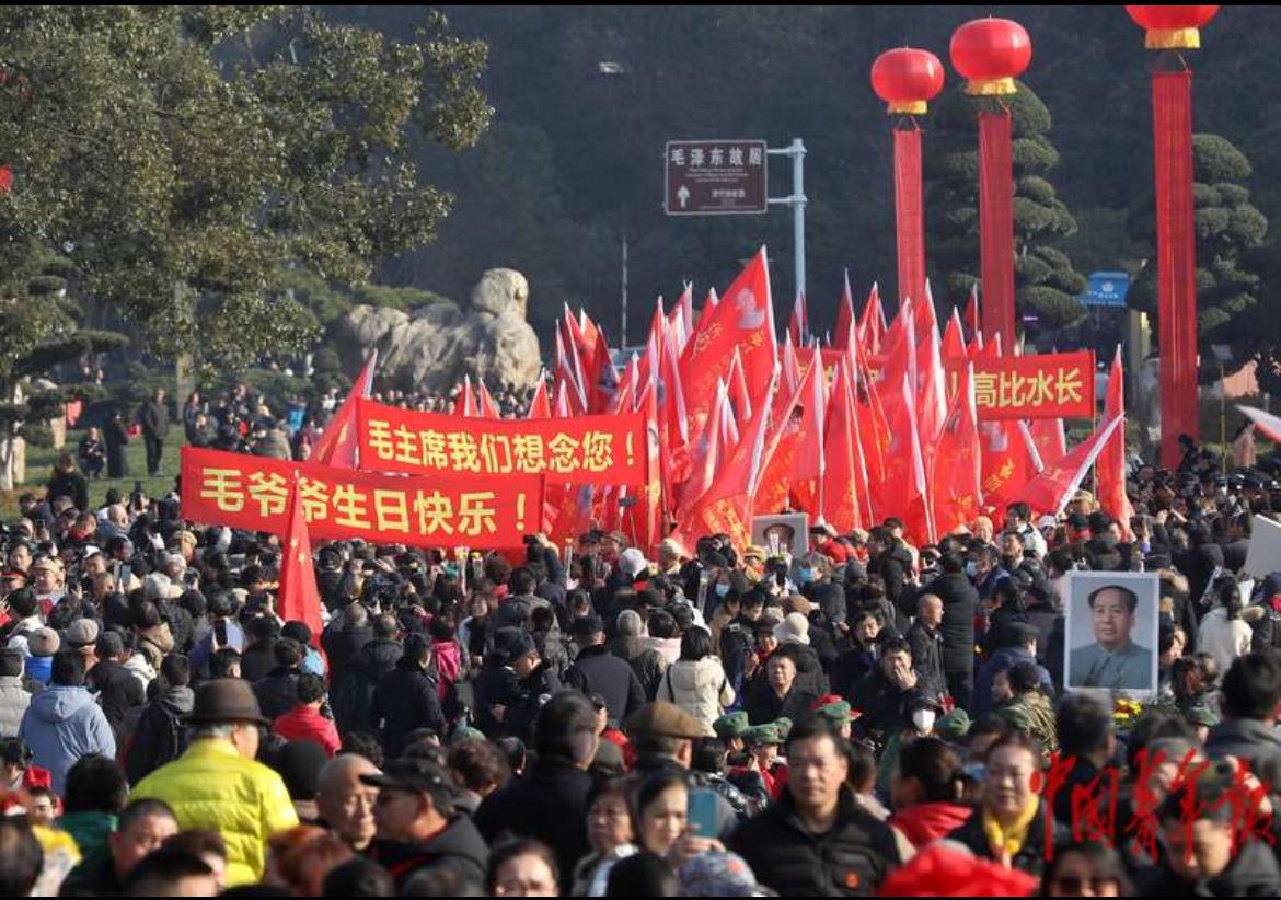 12月26日凌晨的韶山，这场面直接封神！
​没有任何官方动员，也没有嘘寒问暖的接