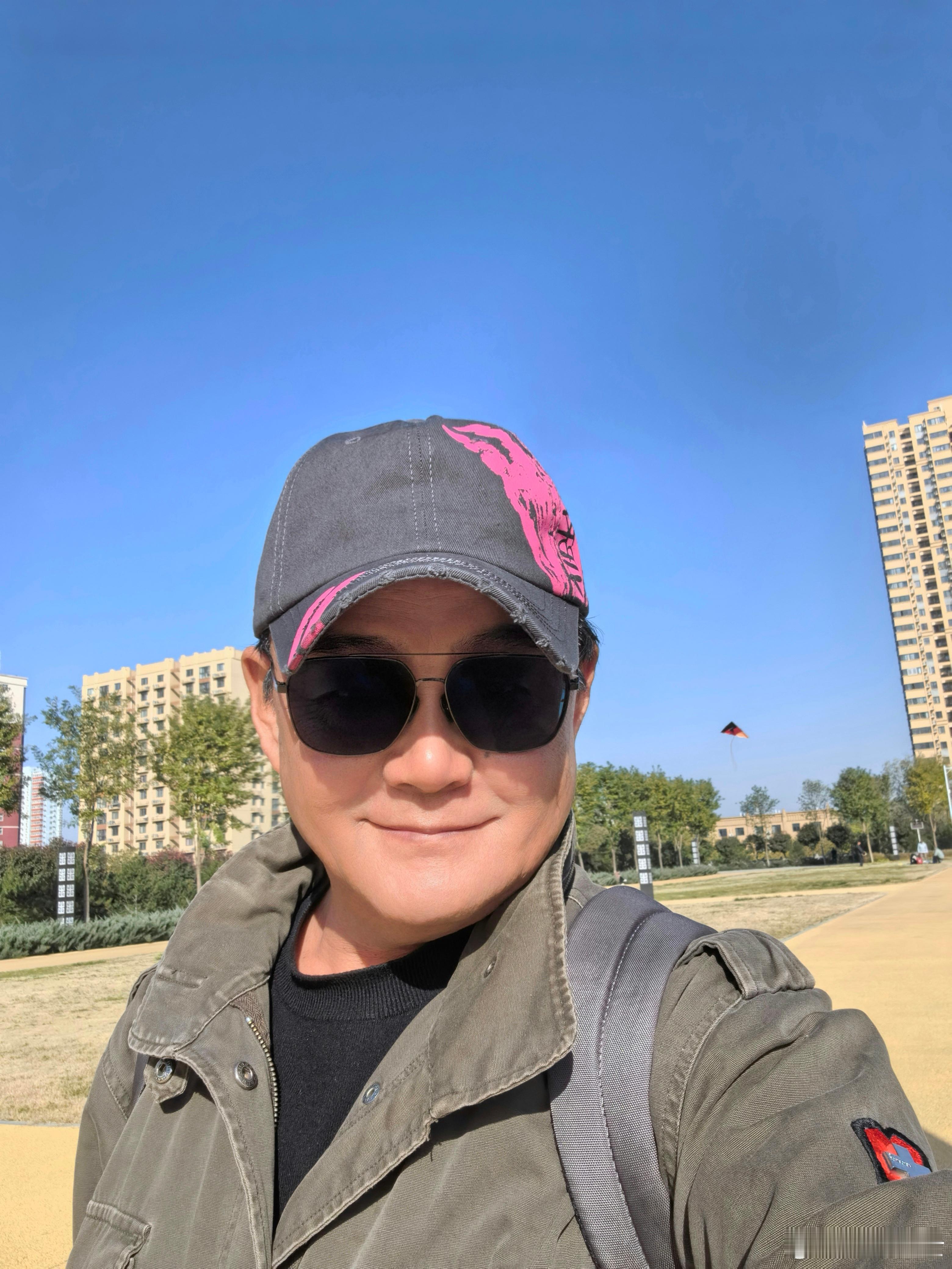 露个脸，老头散步晒太阳。 