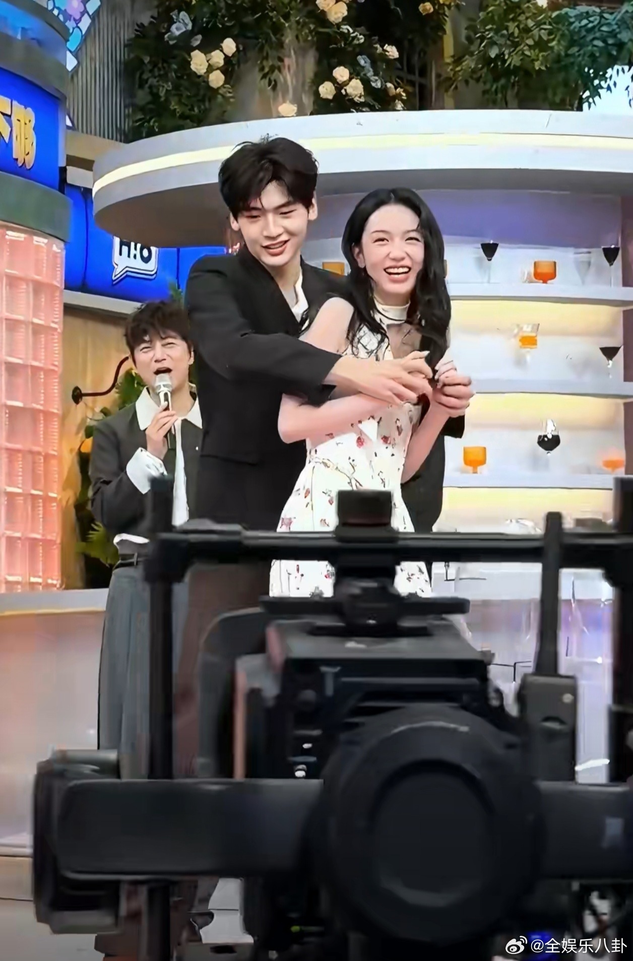 这一搂，搂得是猝不及防，甜得是心花怒放！周也翟潇闻你俩别太会了！周也翟潇闻这一搂