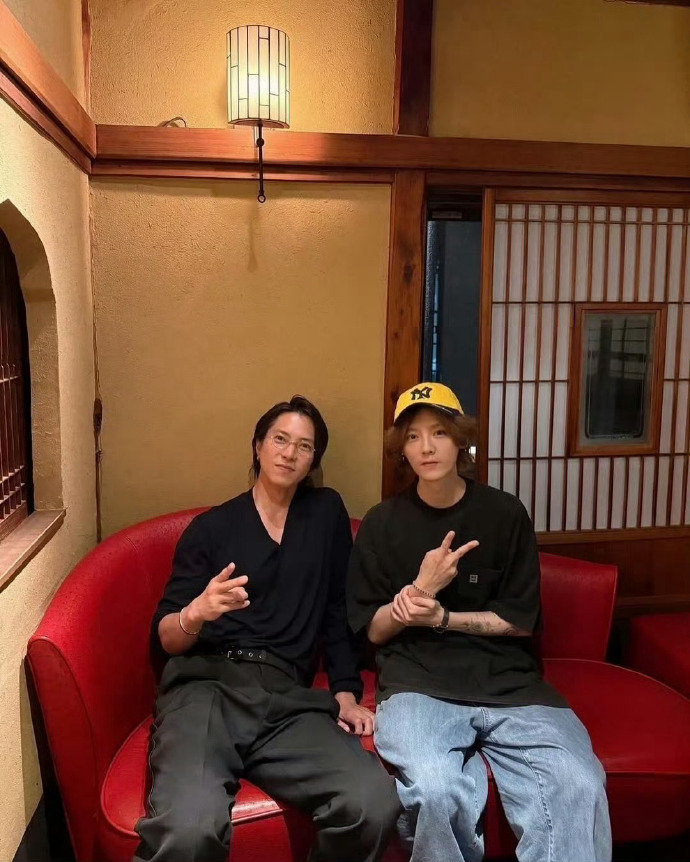 鹿晗长发状态鹿晗为演唱会留了长发鹿晗长发 = 颜值回春 + 舞台野心 + 粉丝福