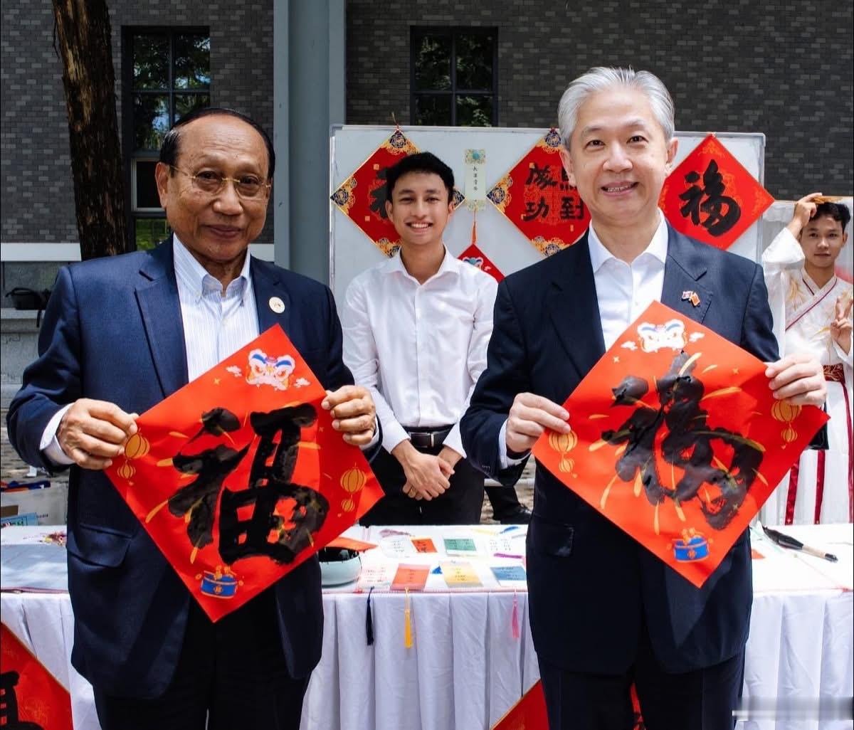 汪文斌  今日的“国际文明对话日”使馆开放日活动。 