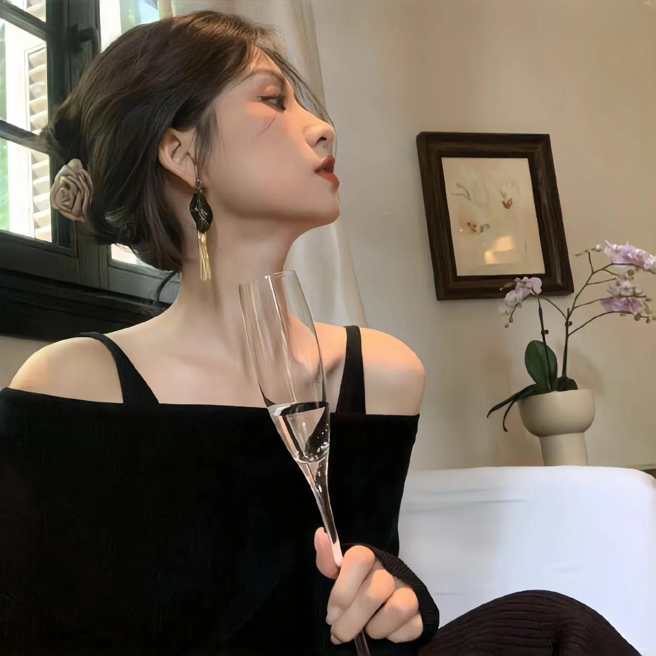 情人不是“发生关系”就能称之为爱的。
情人关系也分“三六九等”。
第一级：在一起