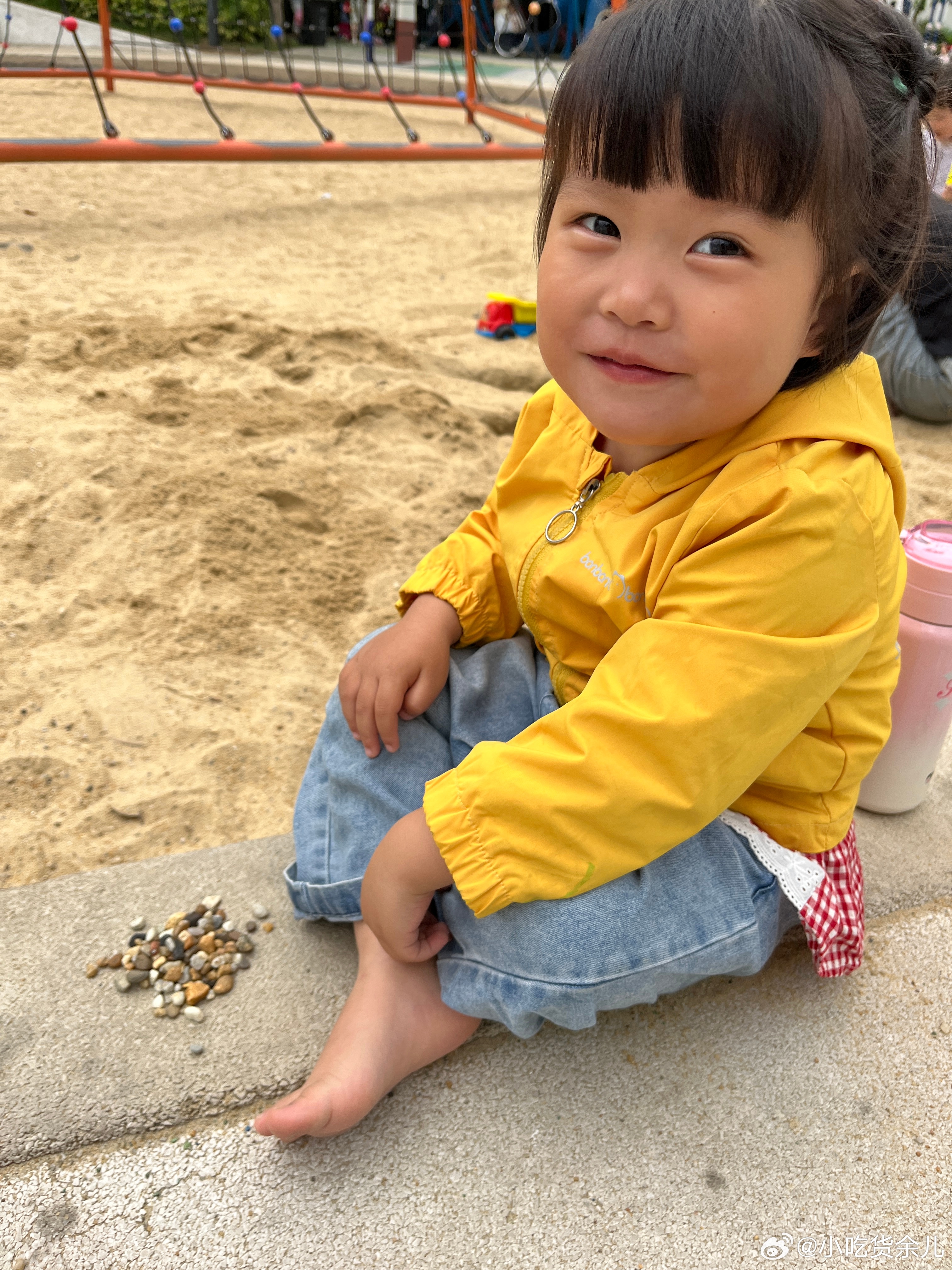 想下雨，又有点冷，柠宝还说要来公园玩。捡了一大堆石头，坐着，藏在脚底下，叫我猜猜