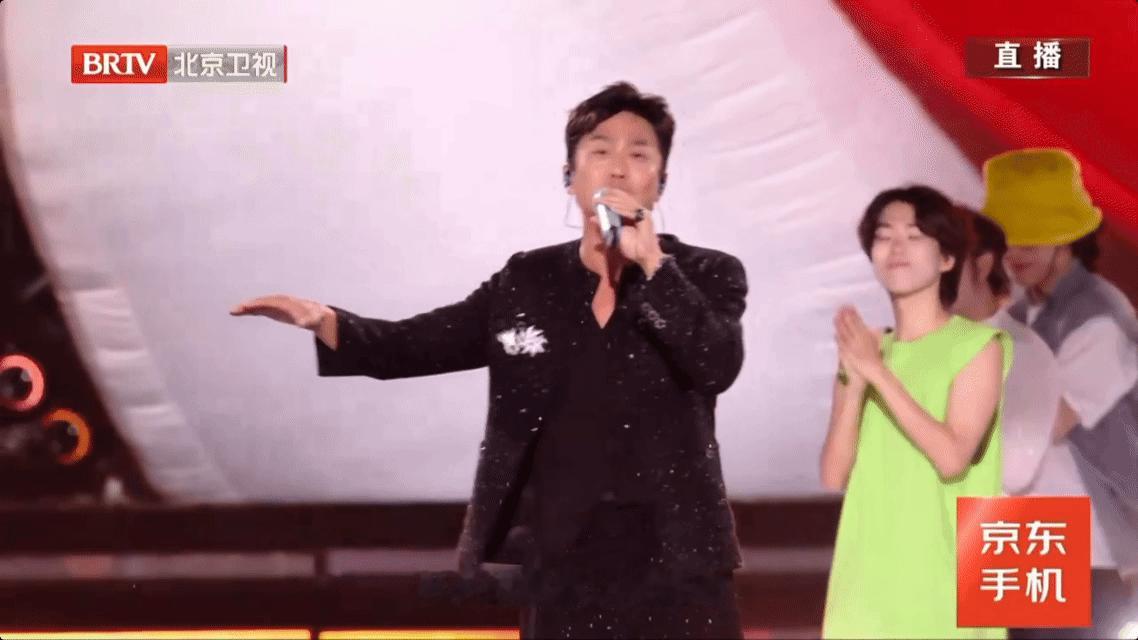 邓超工体演唱会全开麦邓超还不开个人演唱会吗三首歌三种不同的风格而且还是全开麦！邓