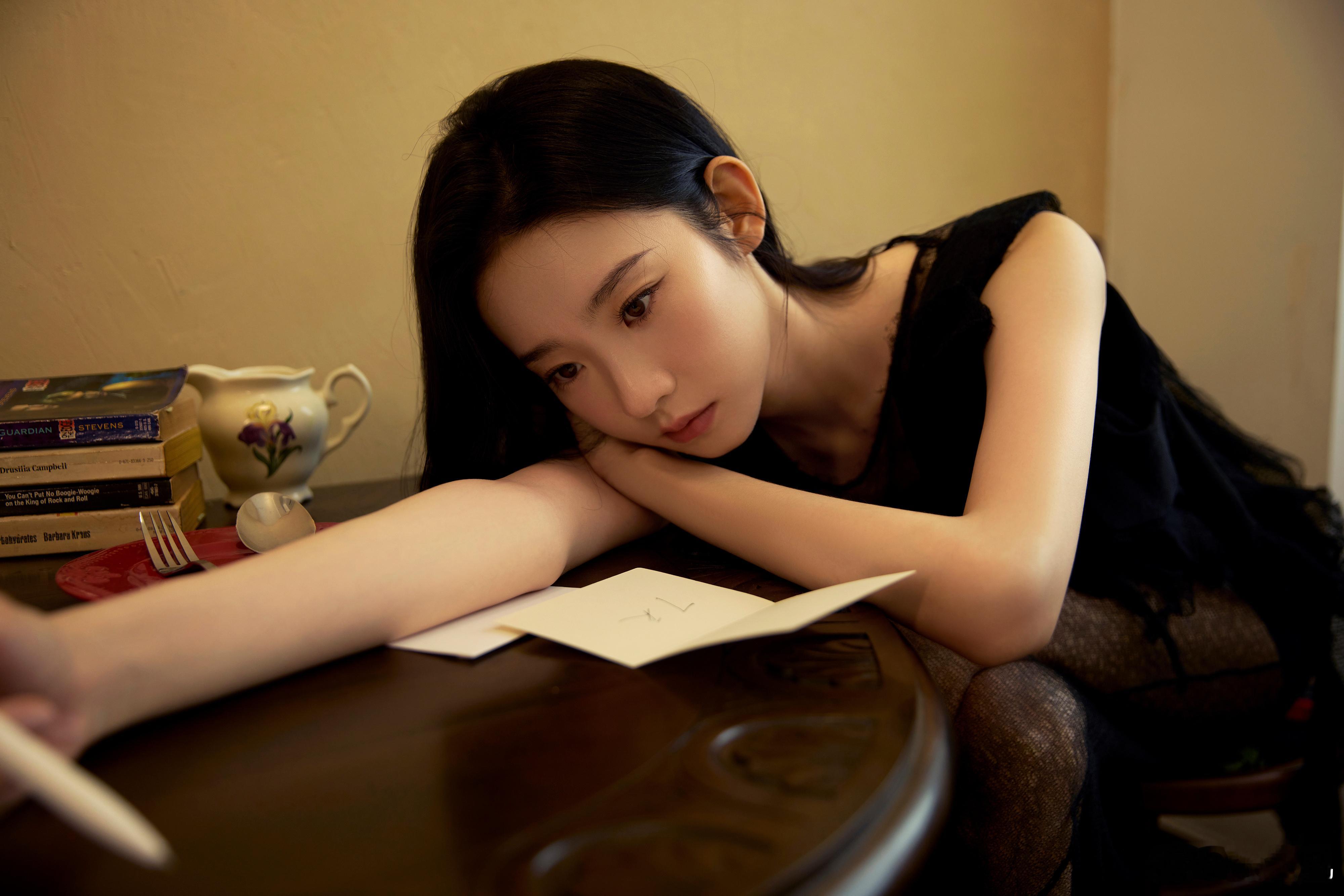 #张艺凡高贵黑天鹅#  张艺凡 出图来啦~一身黑色长裙，高贵黑天鹅[哇]期待妹妹