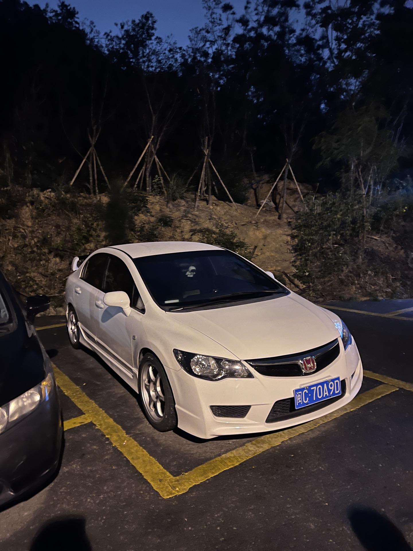 今晚正在吃饭的时候 突然有人进来喊说门口那台思域是谁的 我一愣看向周围...