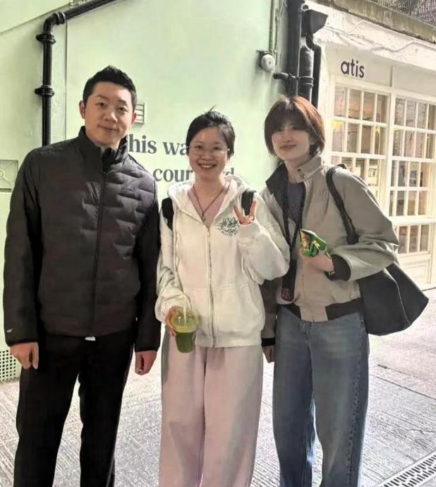 她21岁那年，排世界前十。教练组扔给她两条路，要么跟那个叫许昕的穷小子分手，要么