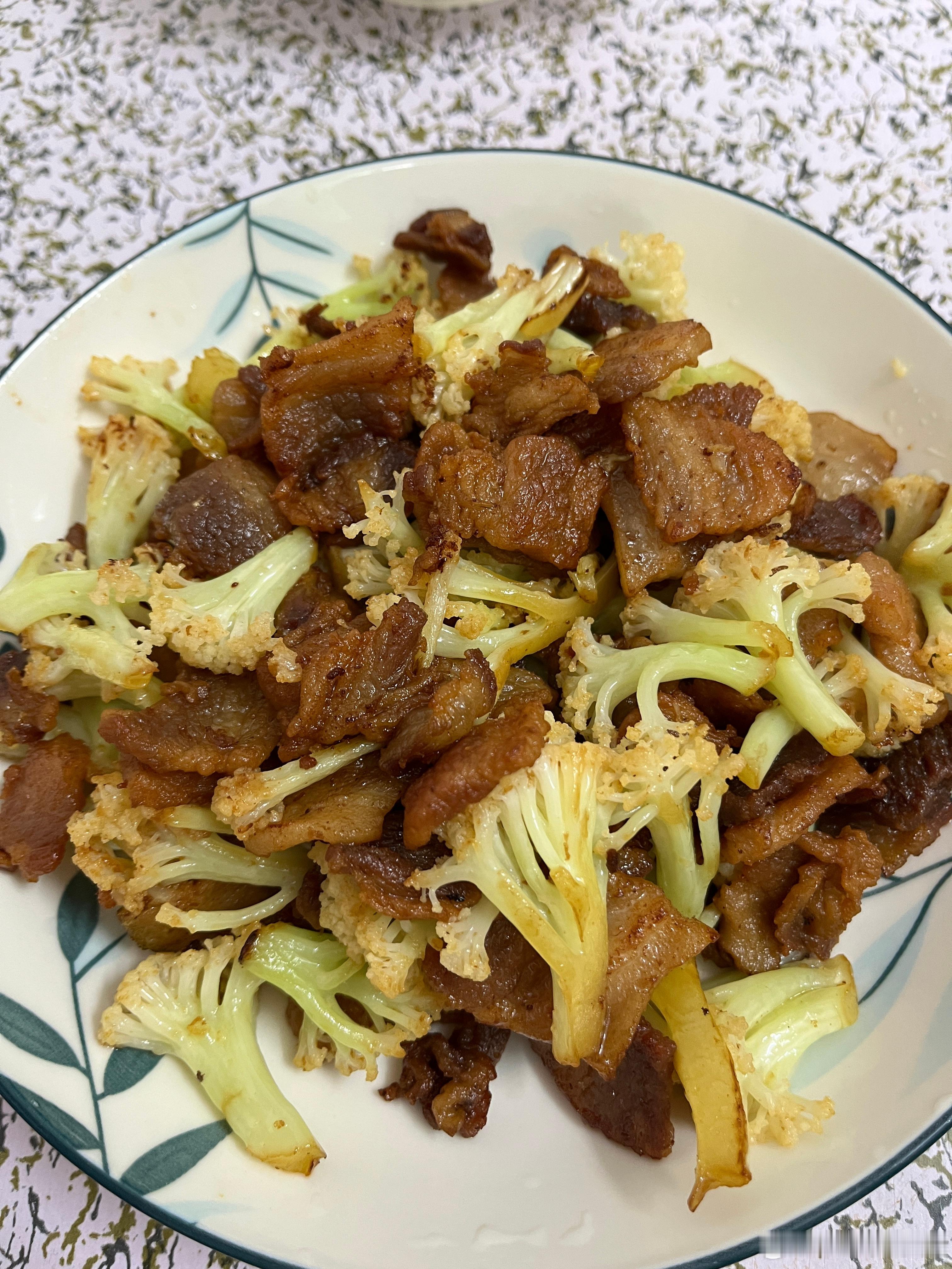 吃饭了，五花肉炒花菜，今天这个菜卖相可以吧真的好好吃，五花肉我喜欢吃干一点的，炒