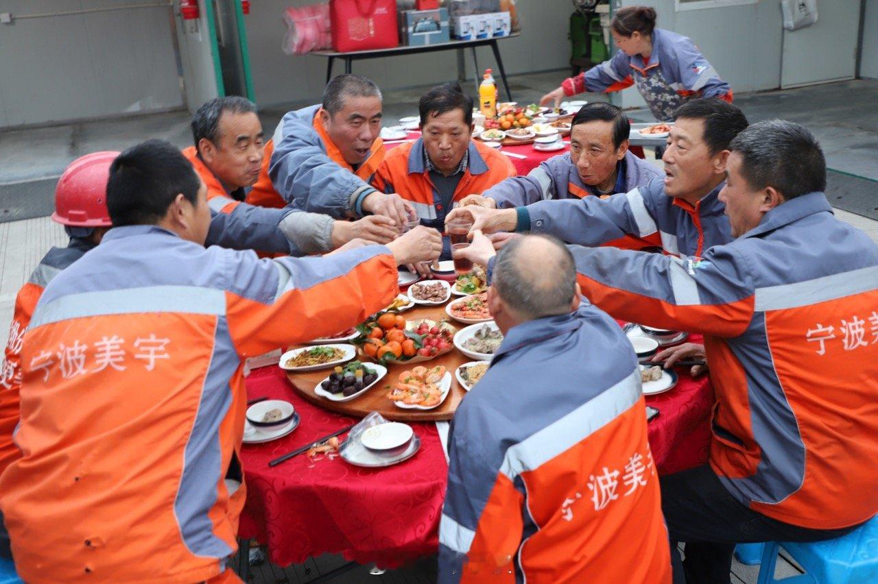 宁波江北暖心年夜饭情暖城市美容师 2026年新春，宁波江北区住建局环卫中心美宇项