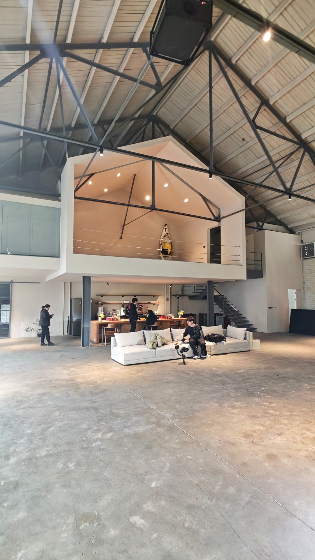 来上海大佬的车库参观，以前总在海外新闻里看到，一个仓库里全是经典超跑，没想到今天