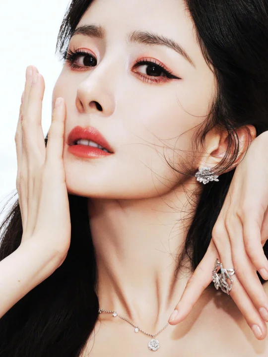 杨幂 巴黎卡诗品牌直播亮相造型